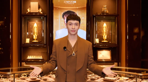 星耀三十载！张艺兴空降尊龙Z6官方网站MALL 君佩华中首店演绎东方黄金美学