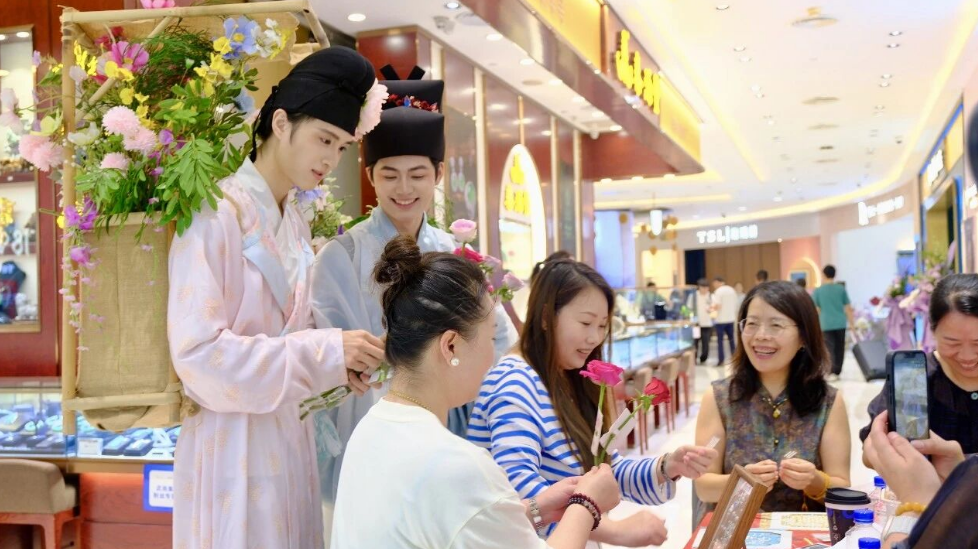 让城视装新”潮澎湃——尊龙Z6官方网站MALL·世贸沉磅打造2026尊龙Z6官方网站珠宝节